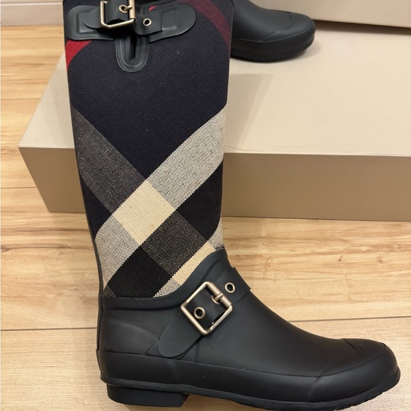 Burberry rainboots - Picture 3 of 7